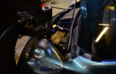 Разбор подкапотного пространства для доступа к актуатору сцепления Ситроен С1