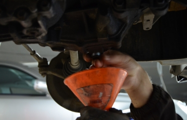 Слив масла из коробки передач.