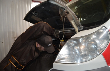 Разборка подкапотного пространства для доступа к трансмиссии Ситроен Джампер