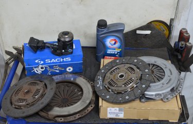 Старый и новый диск и корзина сцепления, а также новый выжимной подшипник Ситроен С5.