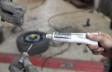 Чистка и смазка задних суппортов Ситроен С4