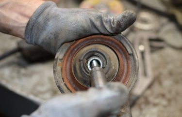 Изношенная опора амортизатора Ситроен С4