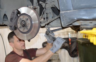 Снимаем стойку стабилизатора Ситроен С4