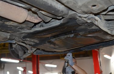 Снимаем защиту картера Ситроен С4